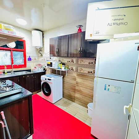 두바이 Moon Backpackers , Al Rigga , Partition For Couples And For Singles 아파트 외부 사진
