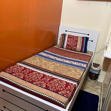 두바이 Moon Backpackers , Al Rigga , Partition For Couples And For Singles 아파트 외부 사진