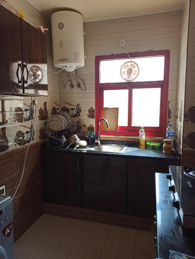 두바이 Moon Backpackers , Al Rigga , Partition For Couples And For Singles 아파트 외부 사진