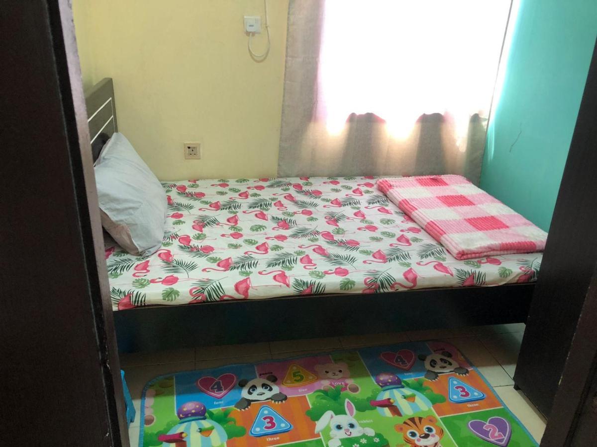 두바이 Moon Backpackers , Al Rigga , Partition For Couples And For Singles 아파트 외부 사진