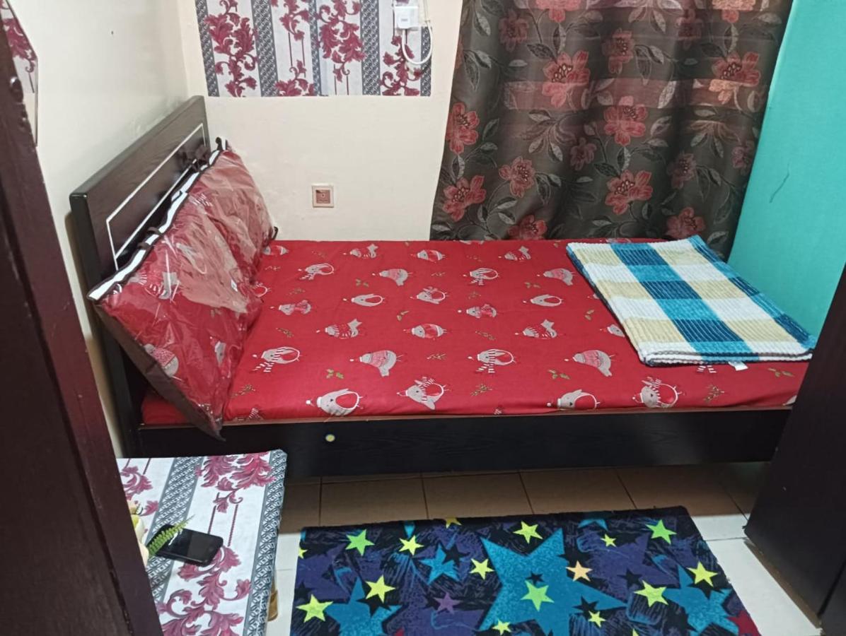 두바이 Moon Backpackers , Al Rigga , Partition For Couples And For Singles 아파트 외부 사진