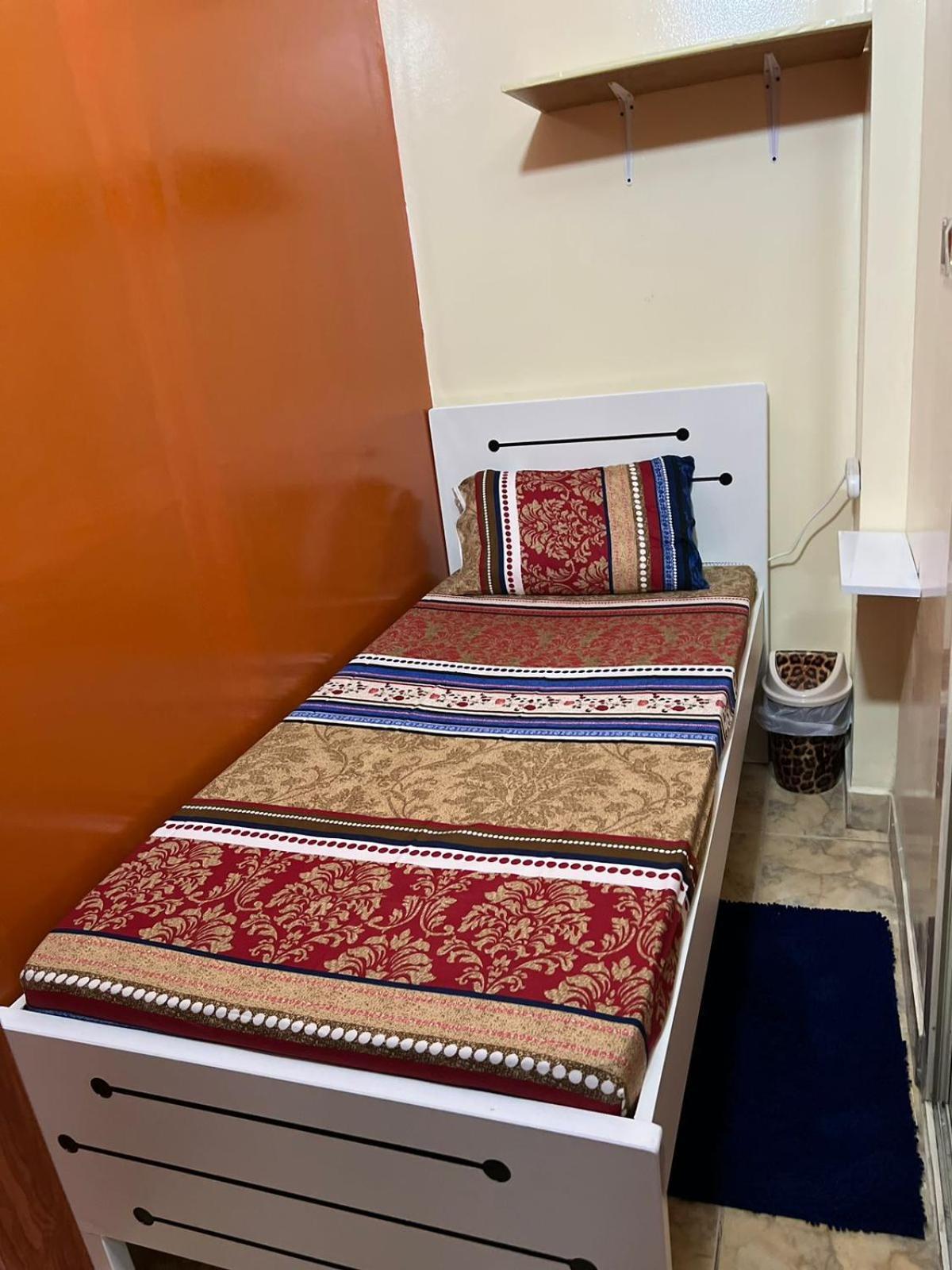 두바이 Moon Backpackers , Al Rigga , Partition For Couples And For Singles 아파트 외부 사진