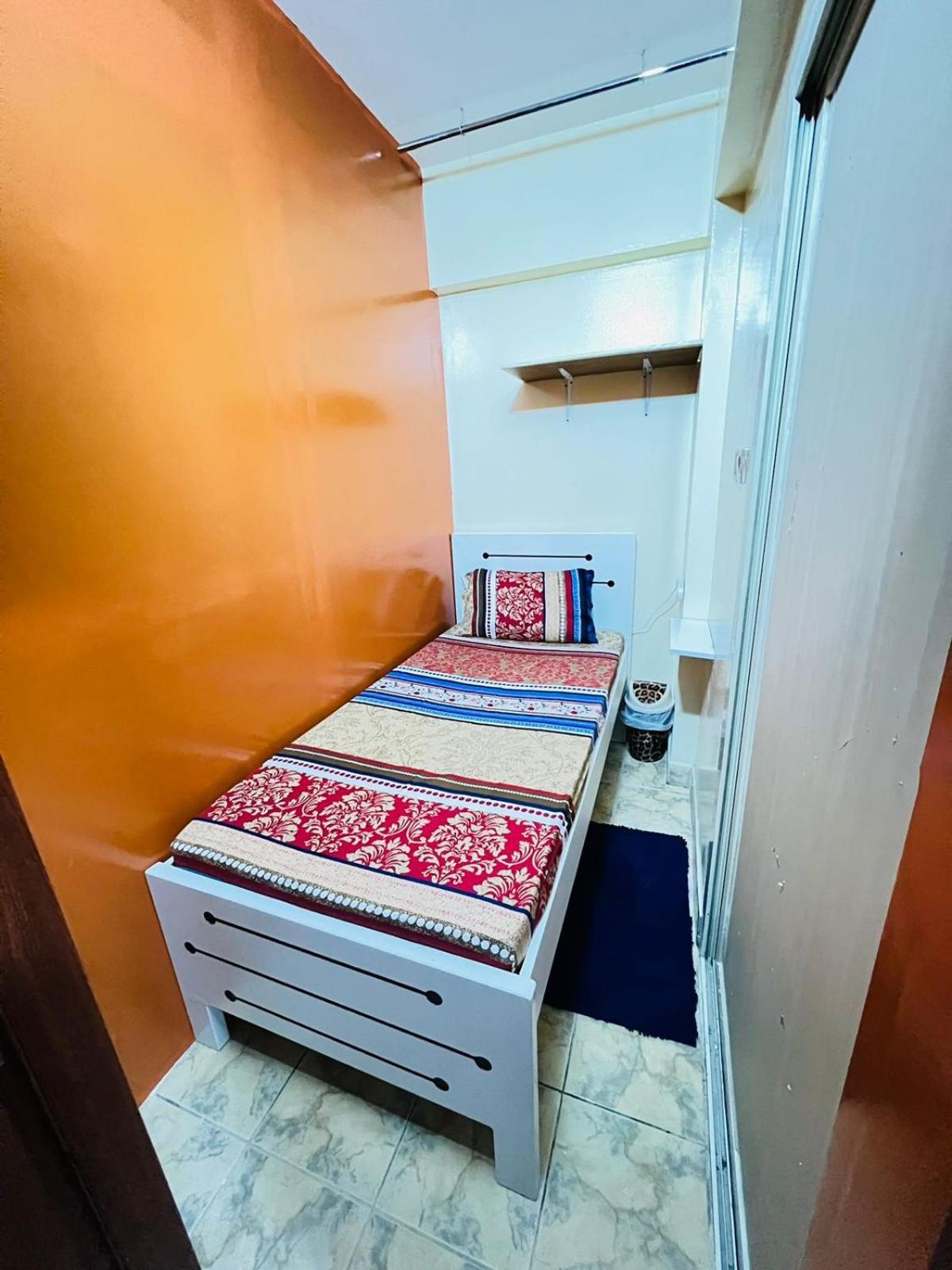 두바이 Moon Backpackers , Al Rigga , Partition For Couples And For Singles 아파트 외부 사진