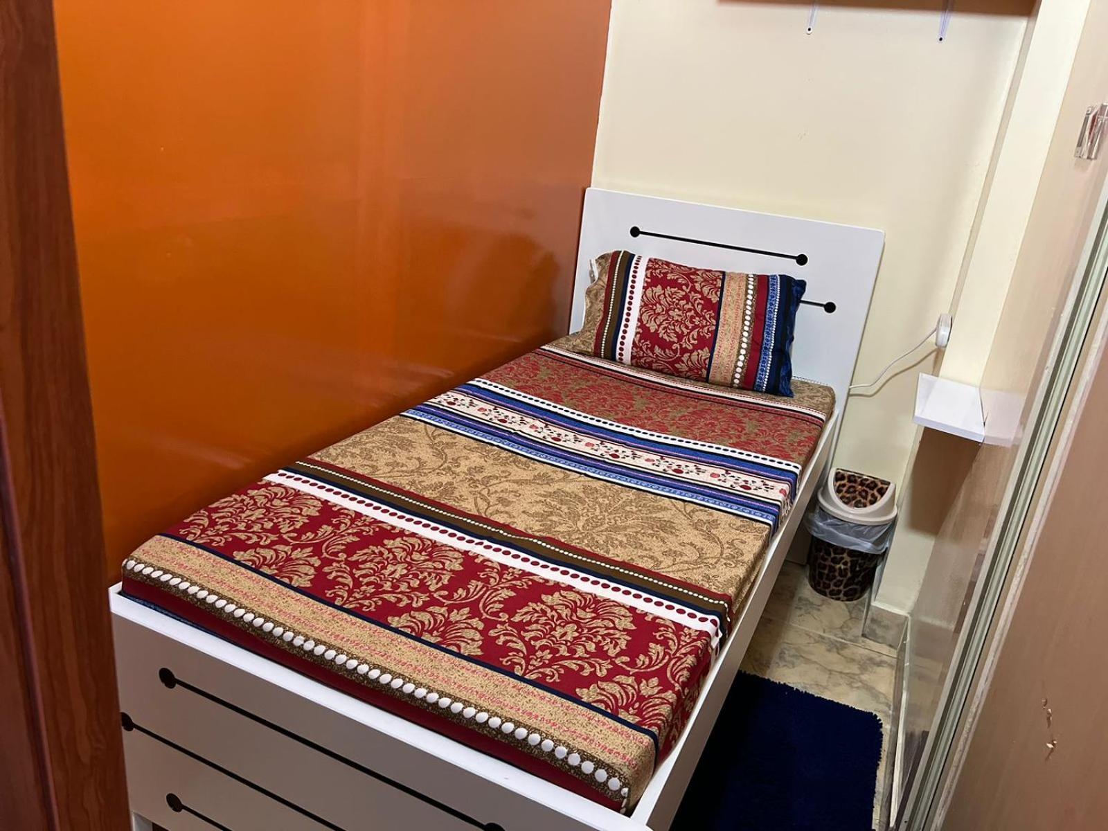두바이 Moon Backpackers , Al Rigga , Partition For Couples And For Singles 아파트 외부 사진