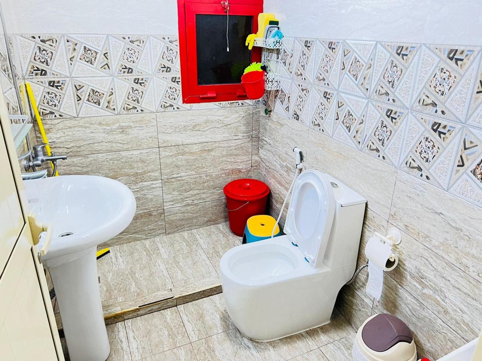 두바이 Moon Backpackers , Al Rigga , Partition For Couples And For Singles 아파트 외부 사진
