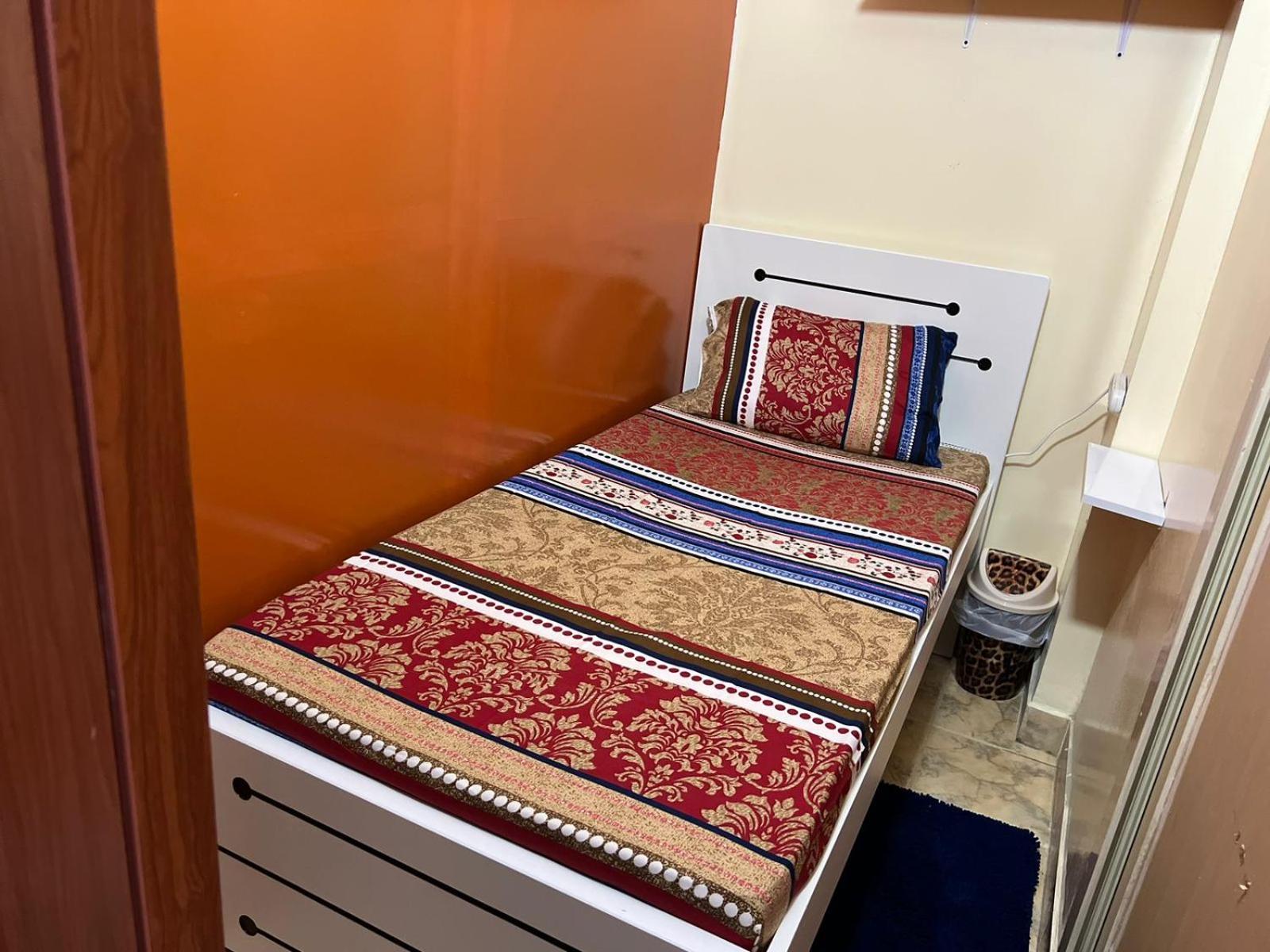 두바이 Moon Backpackers , Al Rigga , Partition For Couples And For Singles 아파트 외부 사진