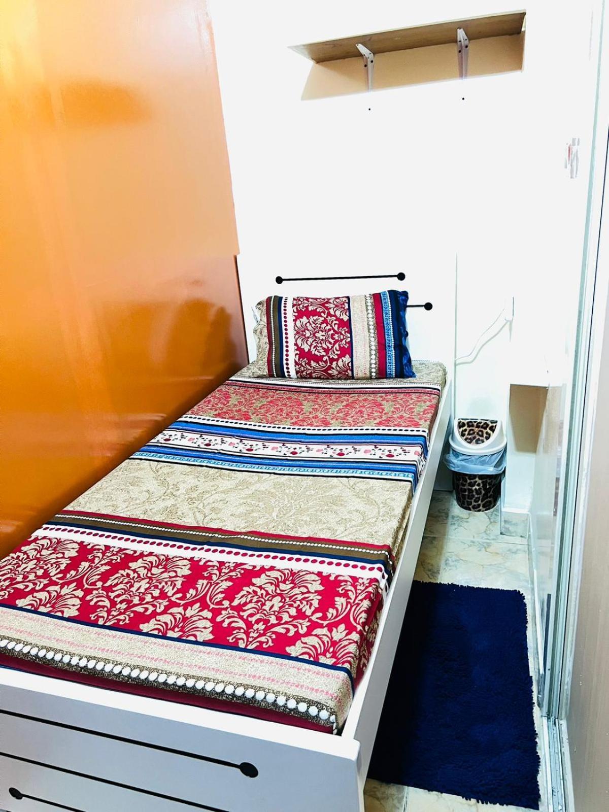 두바이 Moon Backpackers , Al Rigga , Partition For Couples And For Singles 아파트 외부 사진